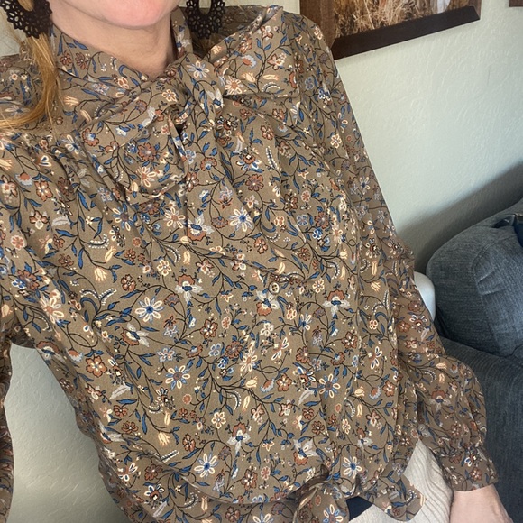 Gorgeous blouse w sash neck tie - Picture 2 of 4